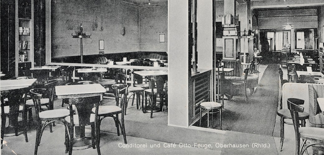 Vorderseite einer Postkarte zeigt Skizze eines leeren Cafés