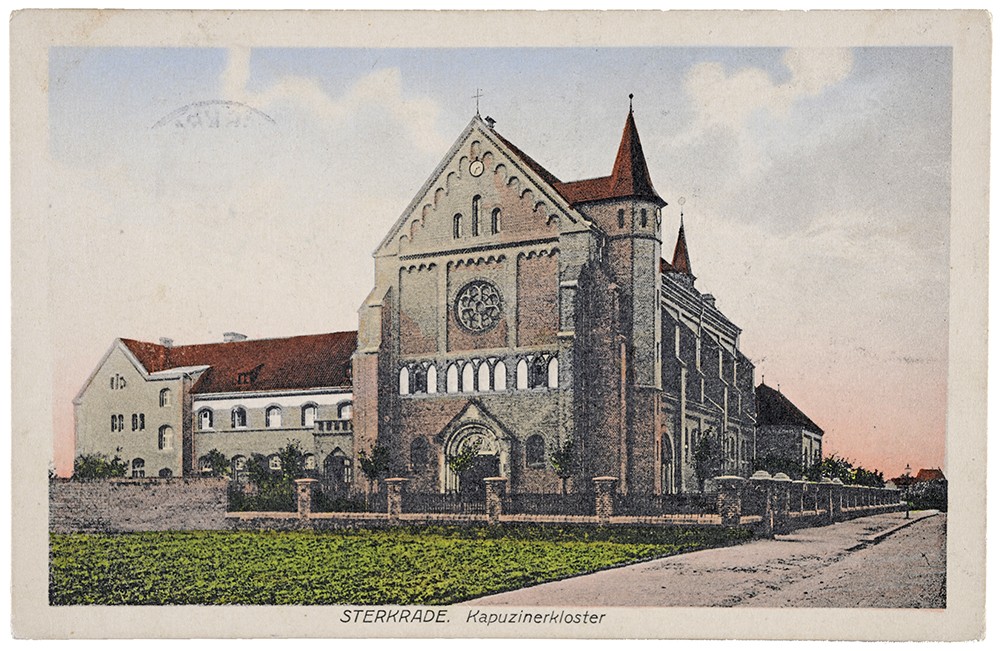 Vorderseite einer Postkarte zeigt ein Kloster