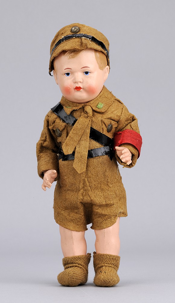 Puppe in brauner Uniform der Nationalsozialisten