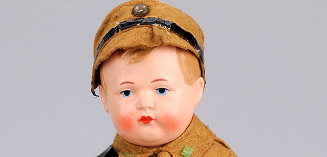 Puppe in brauner Uniform der Nationalsozialisten