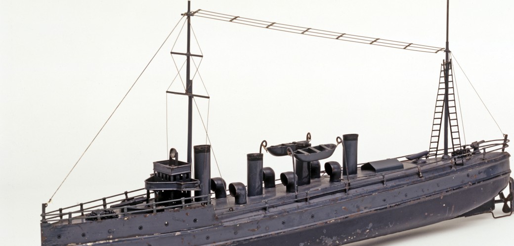 Blechschiff mit Uhrwerksmotor