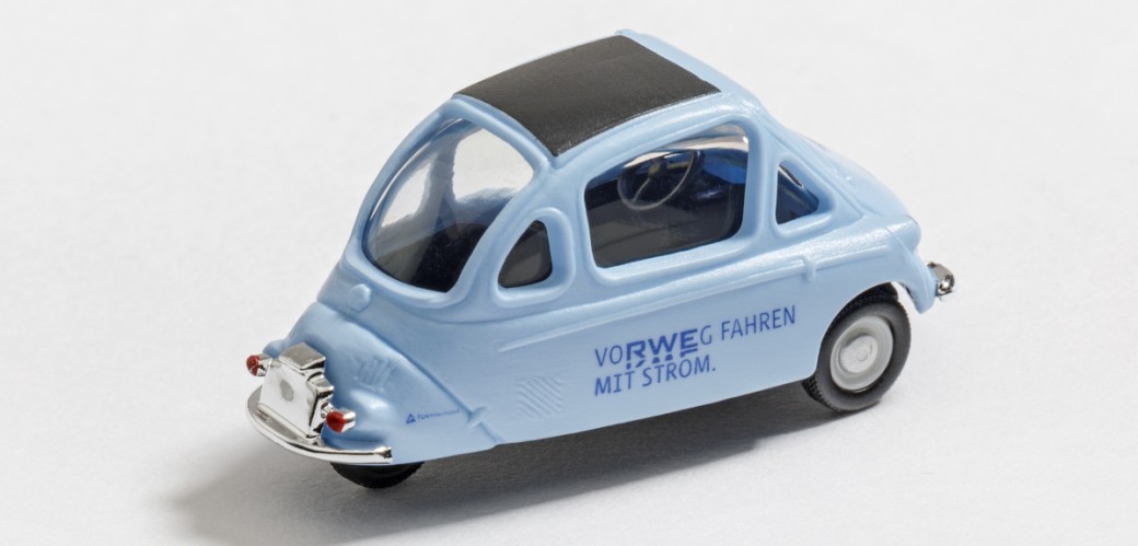 Modell eines hellblauen Elektro-Kleinwagens mit einem Schriftzug der RWE als Merchandising-Artikel
