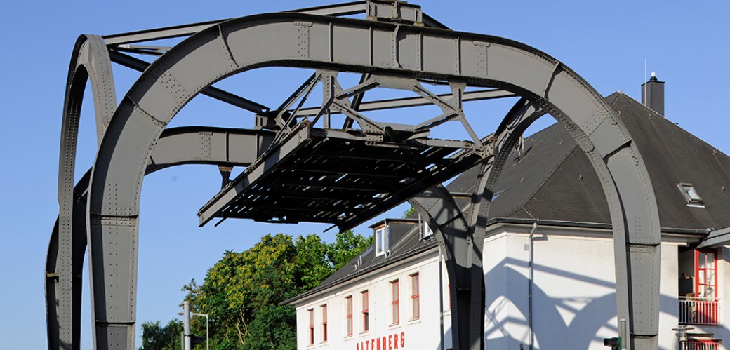 Bremsbogen der Wuppertaler Schwebebahn vor dem Haupteingang des LVR-Industriemuseums in Oberhausen