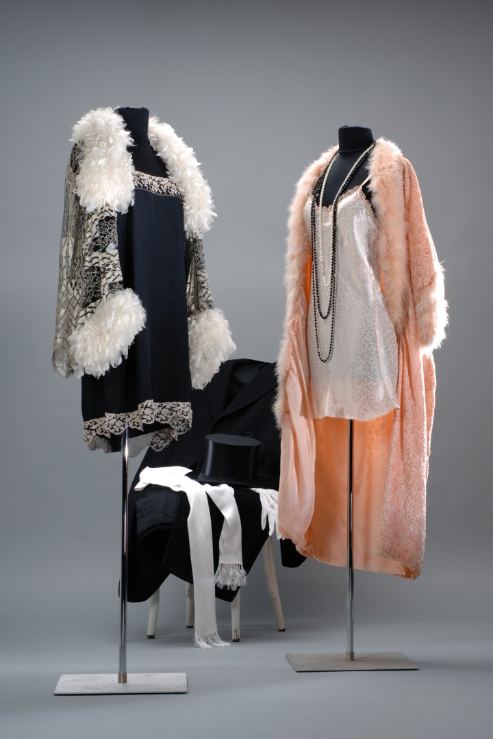 Zwei Charlestonkleider mit passenden leichten Jacken und Mänteln mit Federbesatz