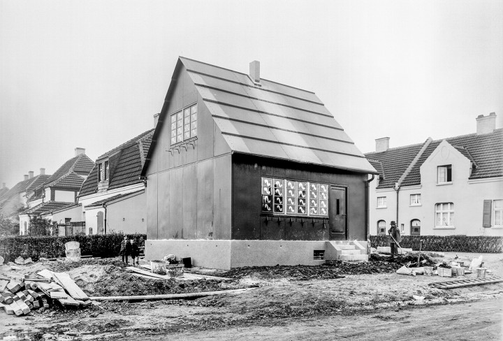 Stahlhaus während der Erbauung, um das Haus liegen Baumaterialien