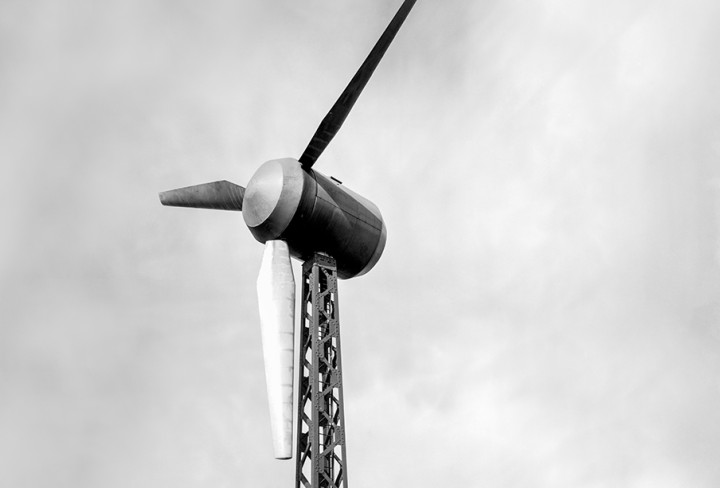 Dreiflügeliges Windrad mit Stahlfachwerkmast