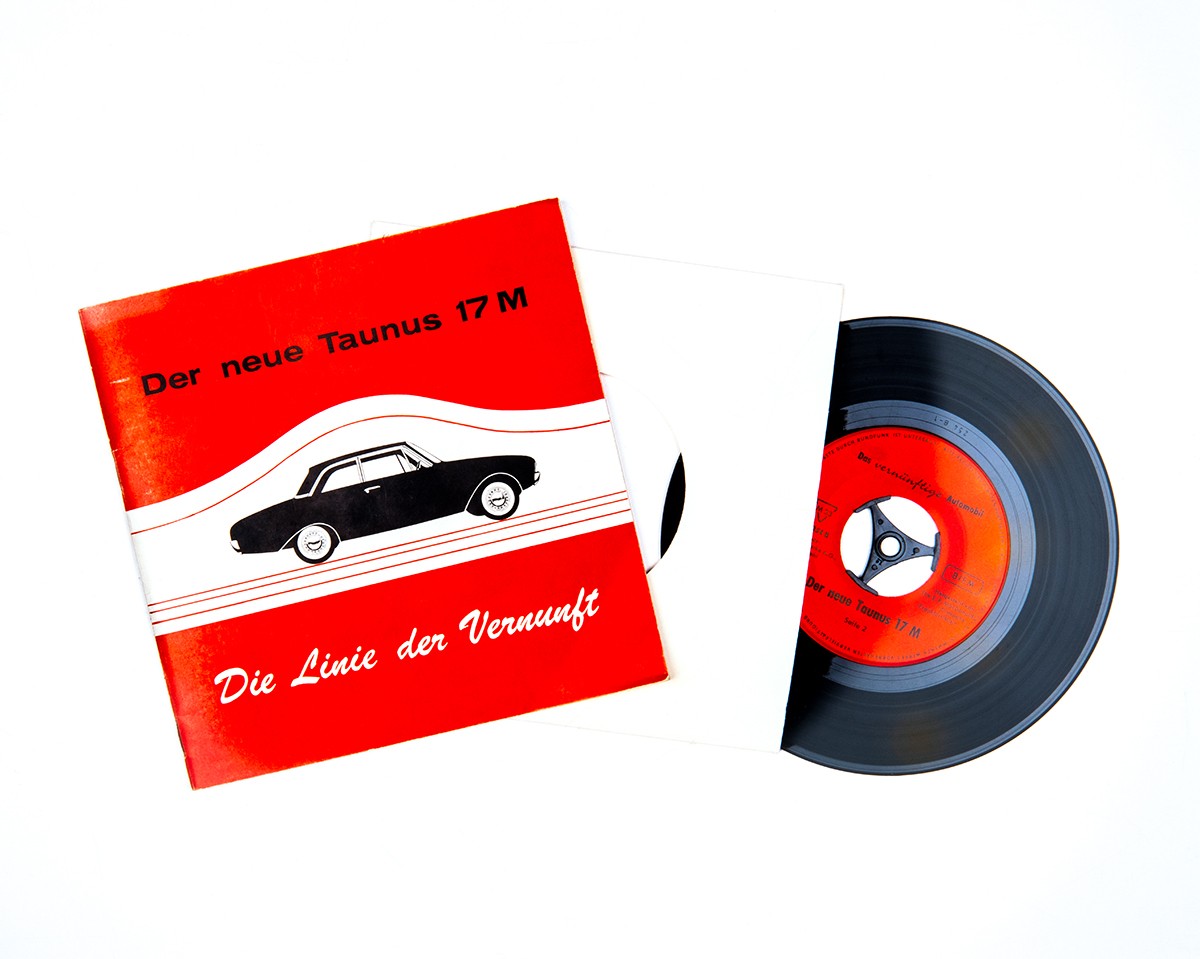 Schallplatte mit roter Broschüre