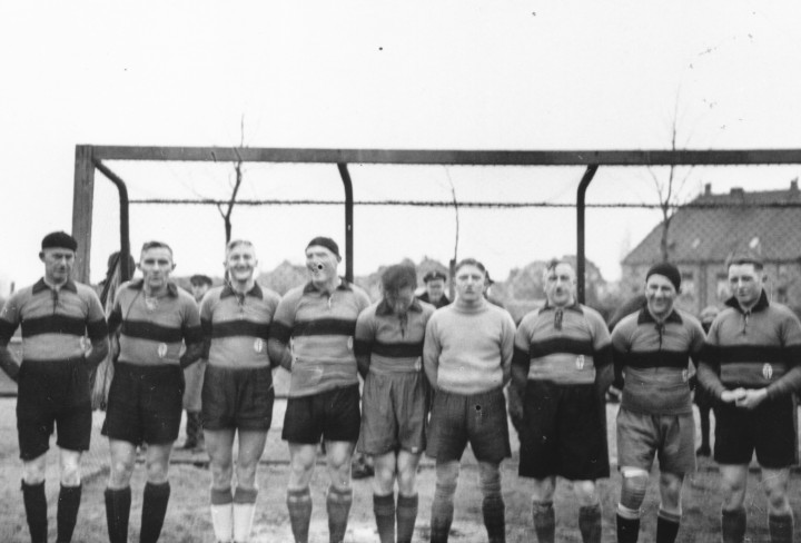 Schwarz-Weiß Foto von einer Herrenfußballmannschaft