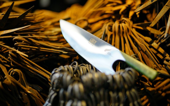 Messer vor gerosteten Scheren