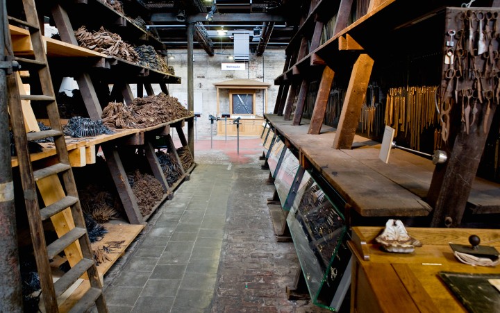Viele Regale mit Scherenrohlingen in einer alten Fabrik
