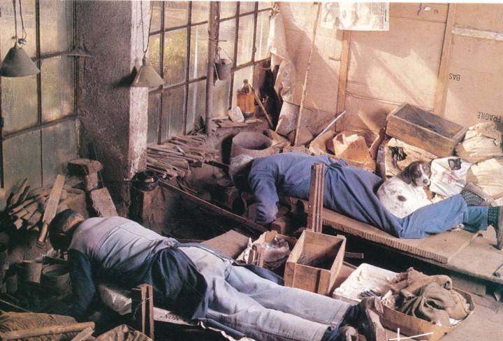 Männer arbeiten im liegen in einer Eisenschmiede