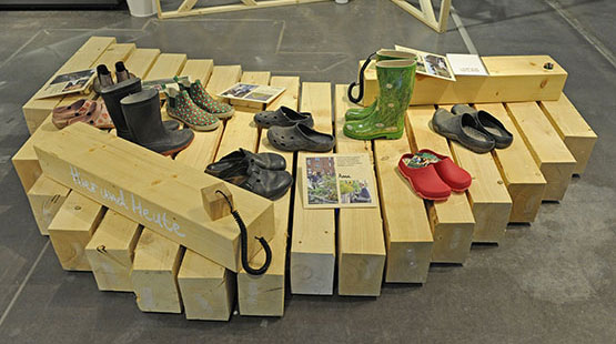 Ein Installation mit verschiedenen Schuhen für den Garten, z.B. Gummistiefel