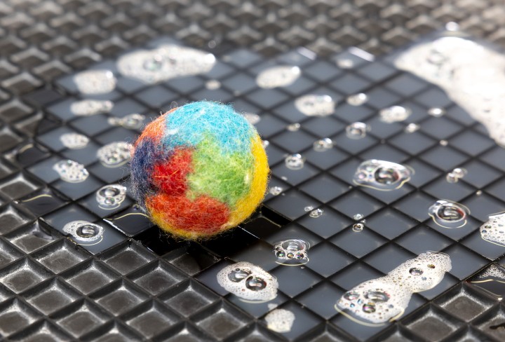 Ein Ball, der aus Filz gebastelt wurde.