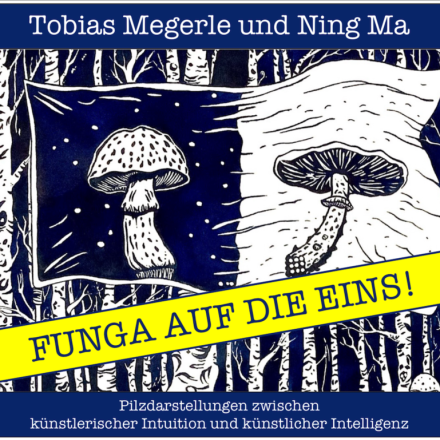Das Foto zeigt eine Zeichnung eines blau-weißen Banners mit zwei Pilzen, welches in einem Wald hängt. Auf dem Foto steht geschrieben:Tobias Megerle und Ning Ma, Funga auf die Eins! Pilzdarstellungen zwischen künstlerischer Intuition und künstlerischer Intelligenz.