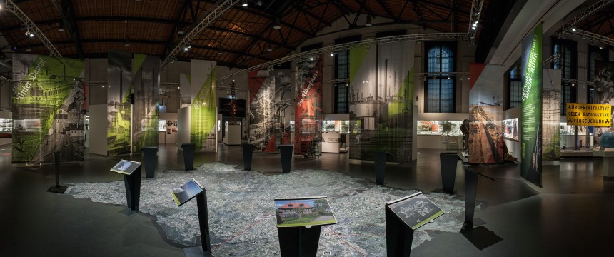 Blick in die Ausstellung mit einer großen Landkarte auf dem Boden