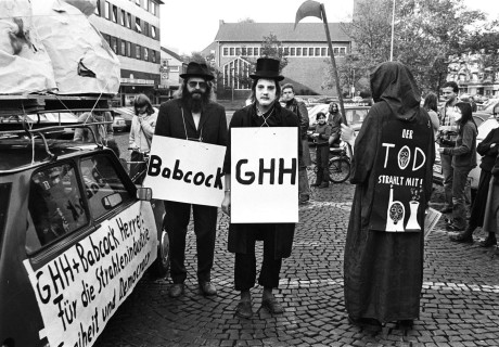 Historisches Schwarzweiß-Foto von Demonstranten gegen Atomkraft