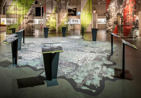 Große Landkarte auf dem Boden in der Ausstellung
