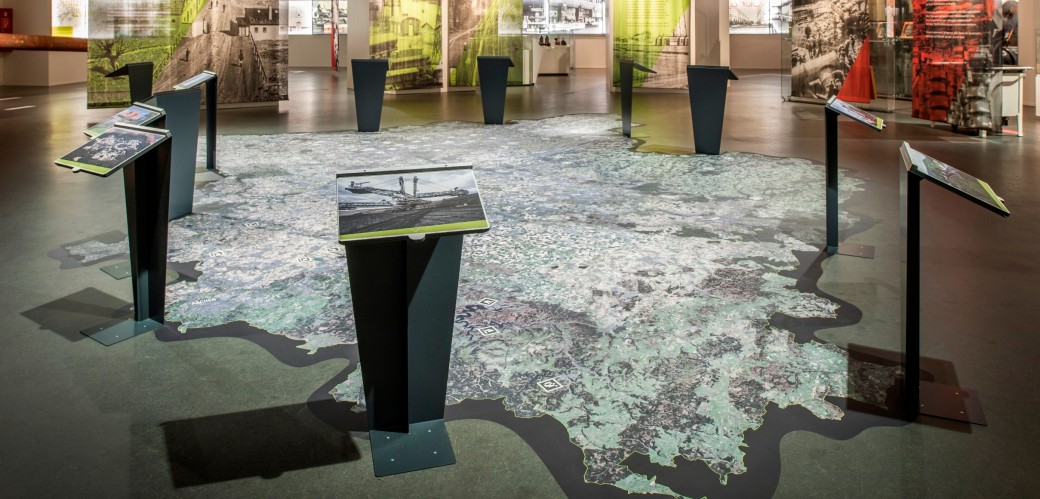 Große Landkarte auf dem Boden der Ausstellung