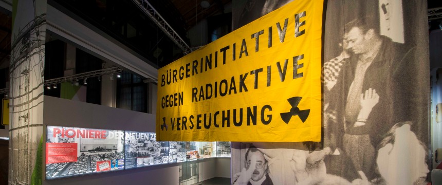 Blick auf eine Banner der Anti-Atomkraft-Bewegung in einer Ausstellung