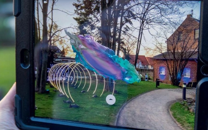 Künstlerische Objekte in der Landschaft, die mittels Augmented-Reality mit einem iPad entstehen.