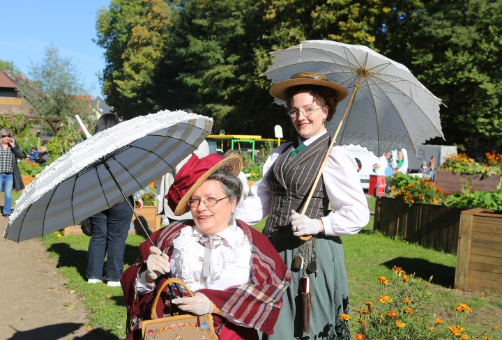 Zwei kostümierte Frauen in einem Garten