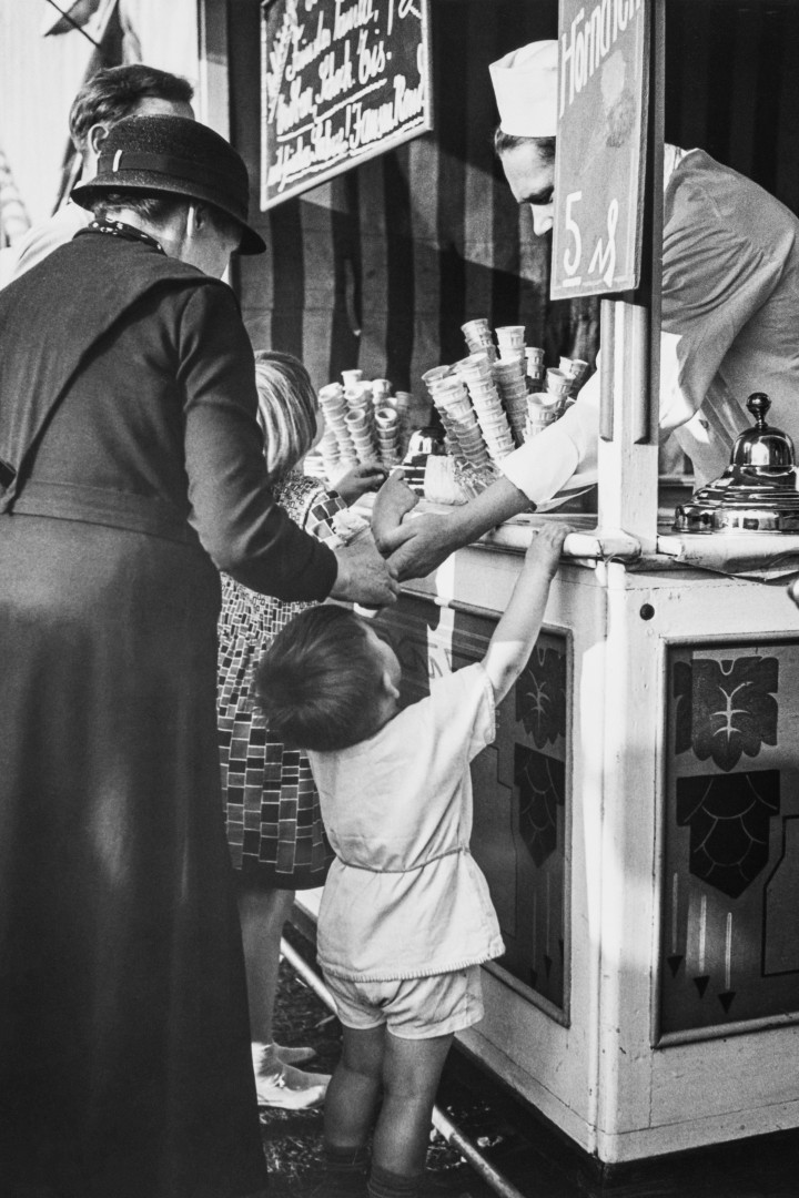 schwarz-weiß Bild mit Frau und Kind am Eisstand 