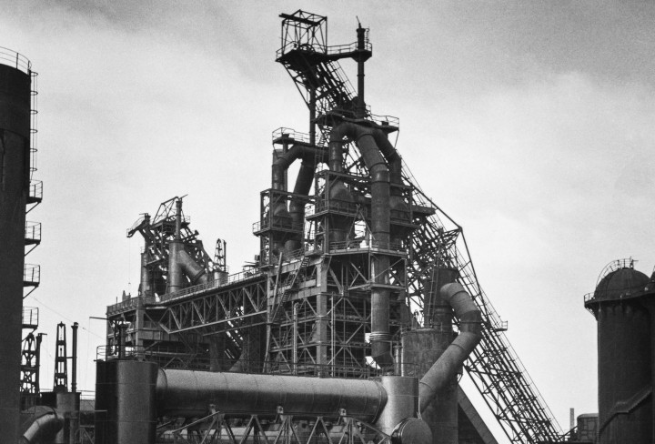 schwarz-weiß Foto mit Industriekulisse: Hochofen 