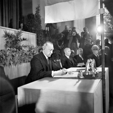 Konrad Adenauer unterschreibt das Grundgesetz.