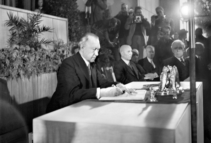 Konrad Adenauer bei einer Pressekonferenz der etwas unterschreibt - Bild in schwarzweiß