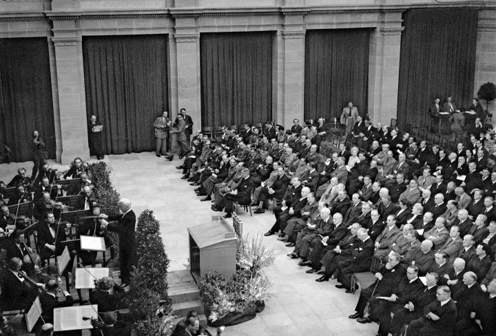 Musikaufführung im Saal - schwarzweiß