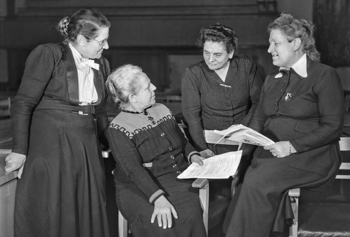 Vier Frauen die etwas besprechen/diskutieren - schwarzweiß