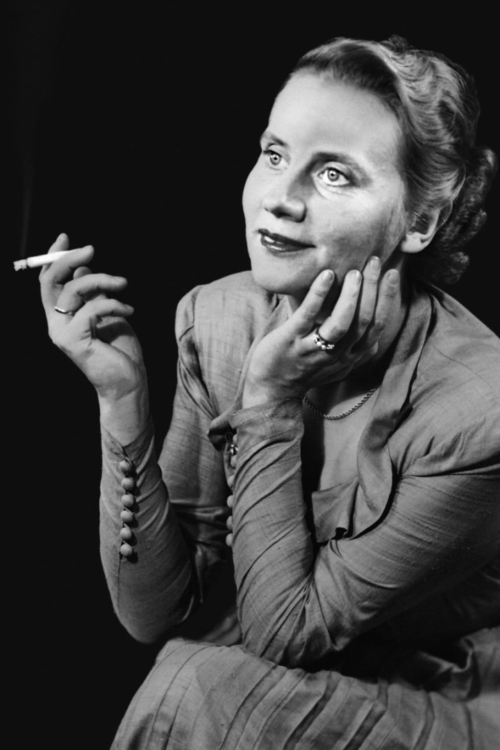Portraitfoto von Erna Wagner-Hehmke, sitzend und mit Zigarette in der Hand
