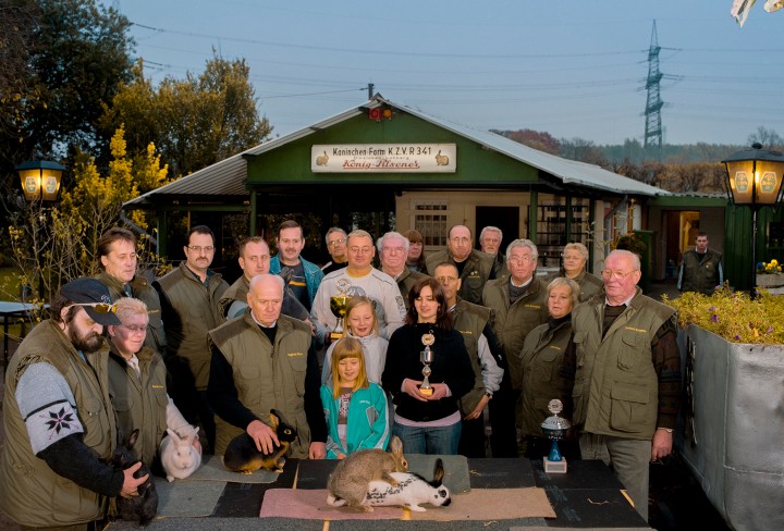 Foto zeigt eine Gruppe von Menschen vor einer Vereins-Hütte 