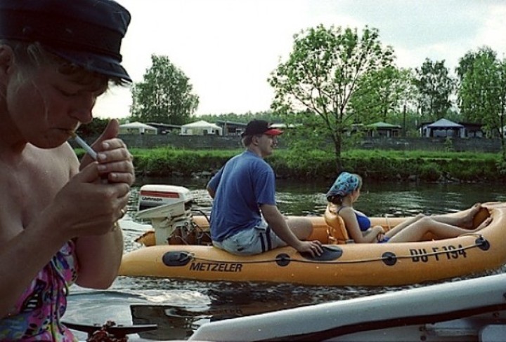 Foto zeigt eine Frau und einen Mann die in einem Schlauchboot im Wasser sitzen