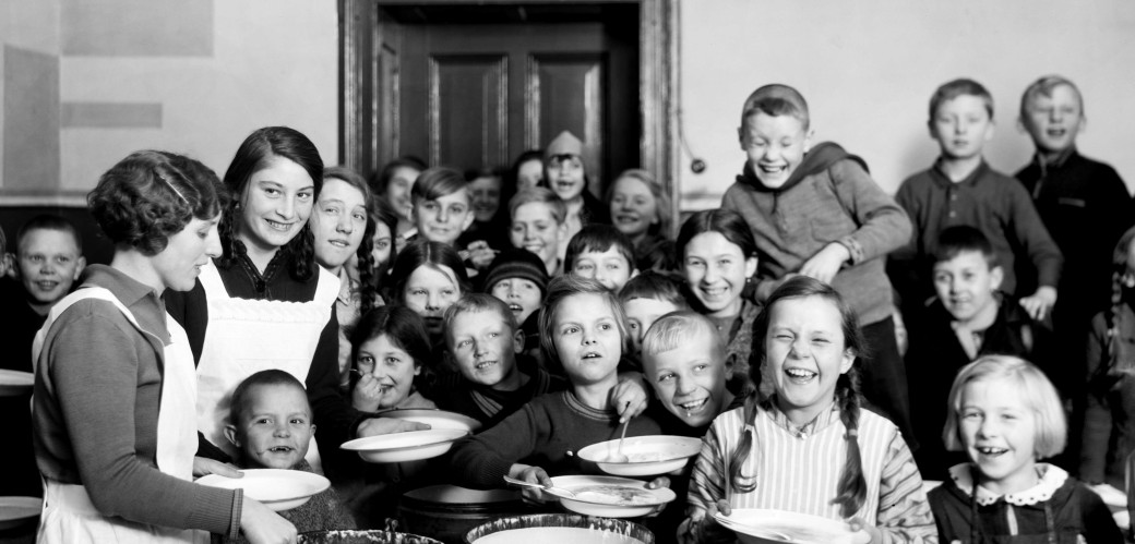 Historisches Schwarzweiß-Foto von Kindern bei der Essensausgabe
