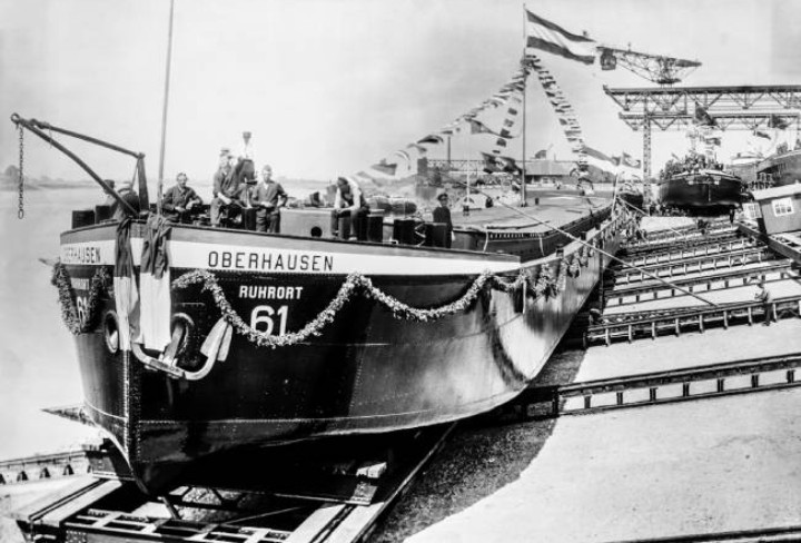 Das Schiff mit dem Namen 'Oberhausen' wird 1921 in der Rheinwerft in Walsum ins Wasser gelassen.