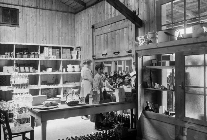 Historisches Schwarzweiß-Foto von zwei Frauen in einer großen Küche in einer Fabrik