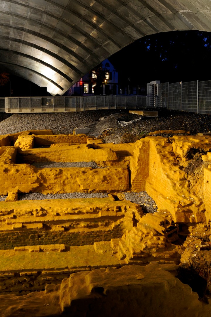 Ausgrabungen im industriearchäologischen Park bei Nacht