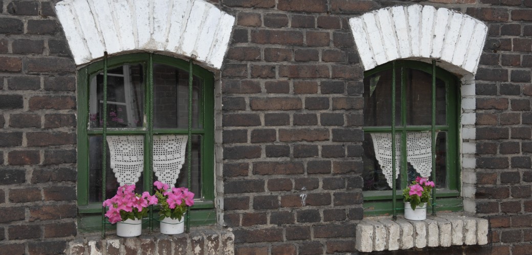 Historische Fenster in Backsteinhaus