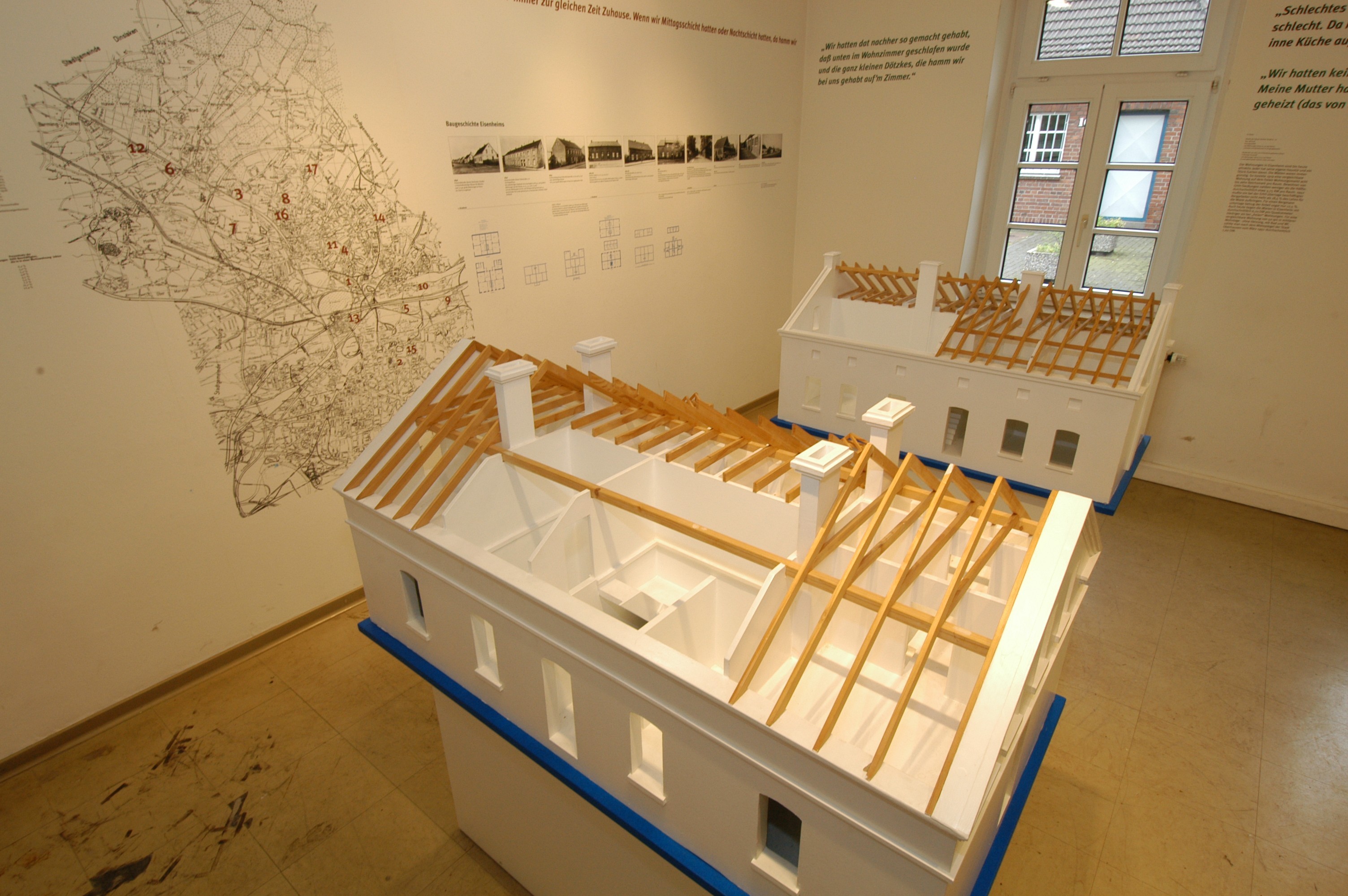 Models of the floor plan of the houses are on display in the former kitchen-cum-living room. These illustrate the architectural development during the construction of the workers’ housing. 