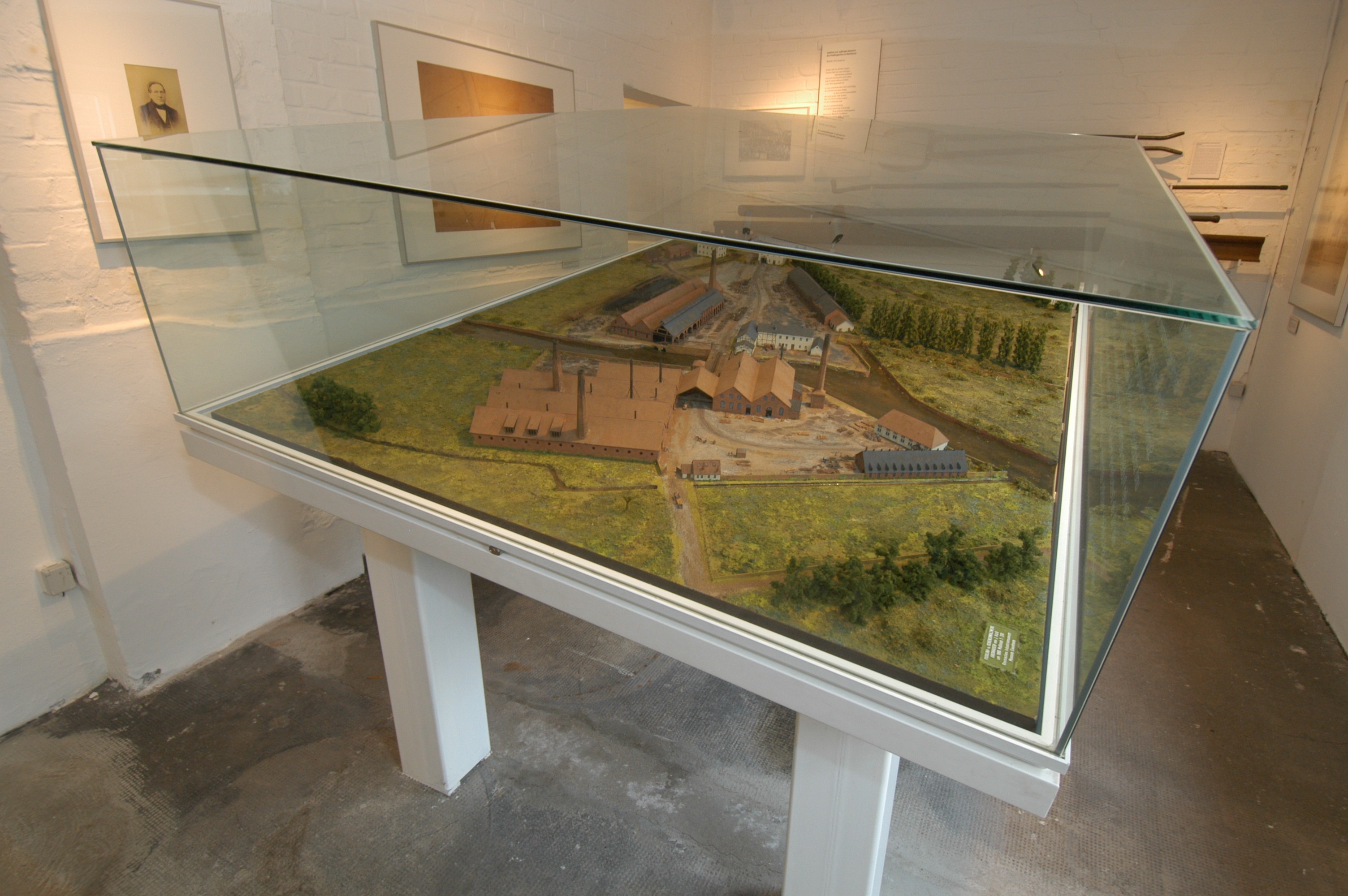The growing need for workers in the puddling works and the rolling mill “Alte Walz” on the river Emscher in Oberhausen was one of the most important factors for building the Eisenheim housing estate. The accurate model illustrates the works around 1860. 