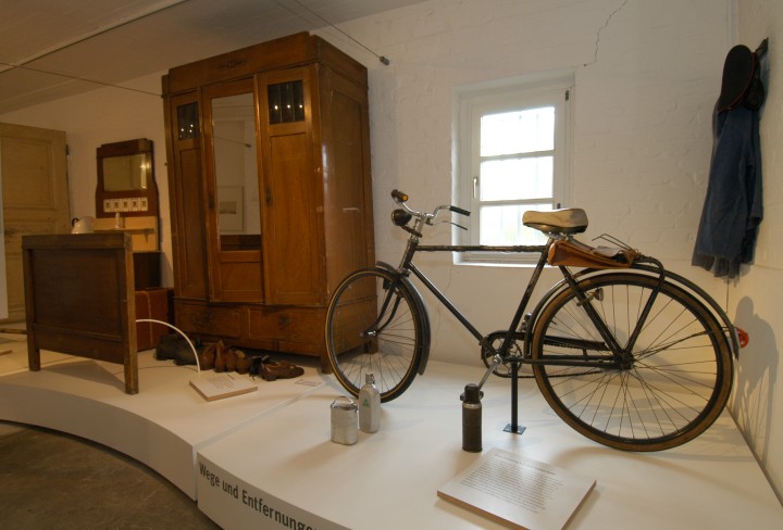 Blick in die Ausstellung des Museums Eisenheim: Historische Schränke, andere Möbel und ein Fahrrad