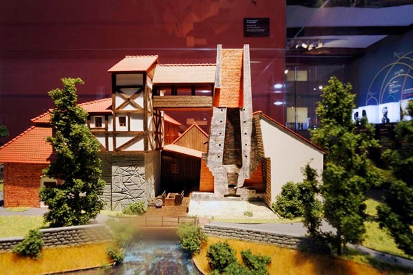 The model shows the former production sites at the St. Antony-Hütte (Ironworks). The water dammed up in the ironworks pond powered a waterwheel and in that way ensured that the blast furnace functioned. 