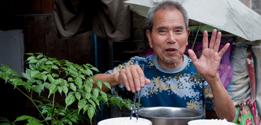 Fotografie von Bernard Langerock aus der Ausstellung "Tongyuanju" zeigt einen chinesischen Mann beim Verzehr von Reis