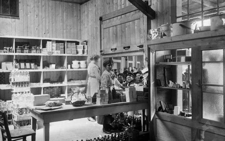 Historisches Schwarzweiß-Foto von zwei Frazen, die in einer Küche arbeiten