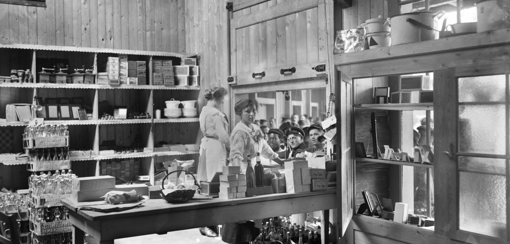 Schwarzweißaufnahme der Waren- und Lebensmittelausgabe in der GHH-Kantine Sterkrade