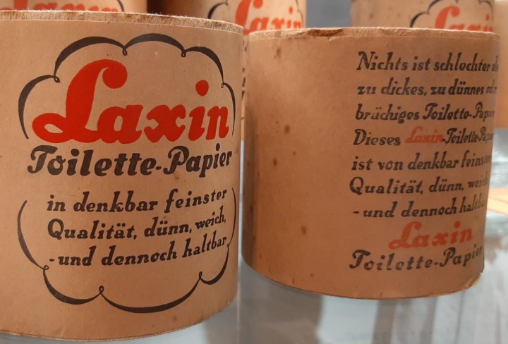 Zwei historische Rollen Toilettenpapier