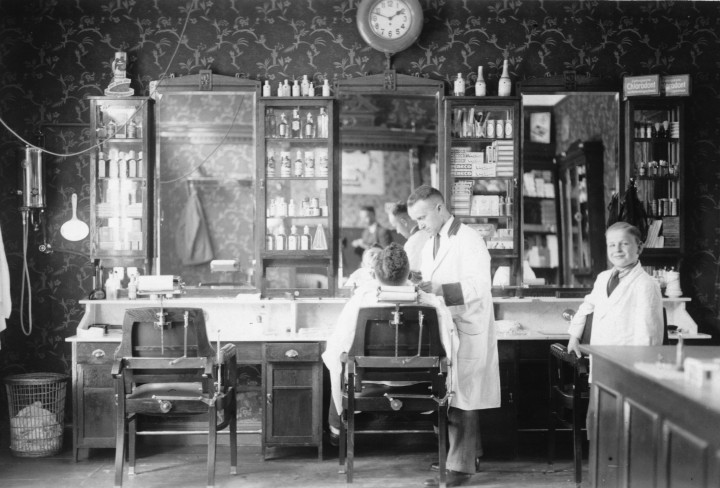 Salon Höhmann Solingen vor 1914. Karl Höhmann rasiert einen Kunden, während ein Lehrling zuschaut. Foto: privat 
