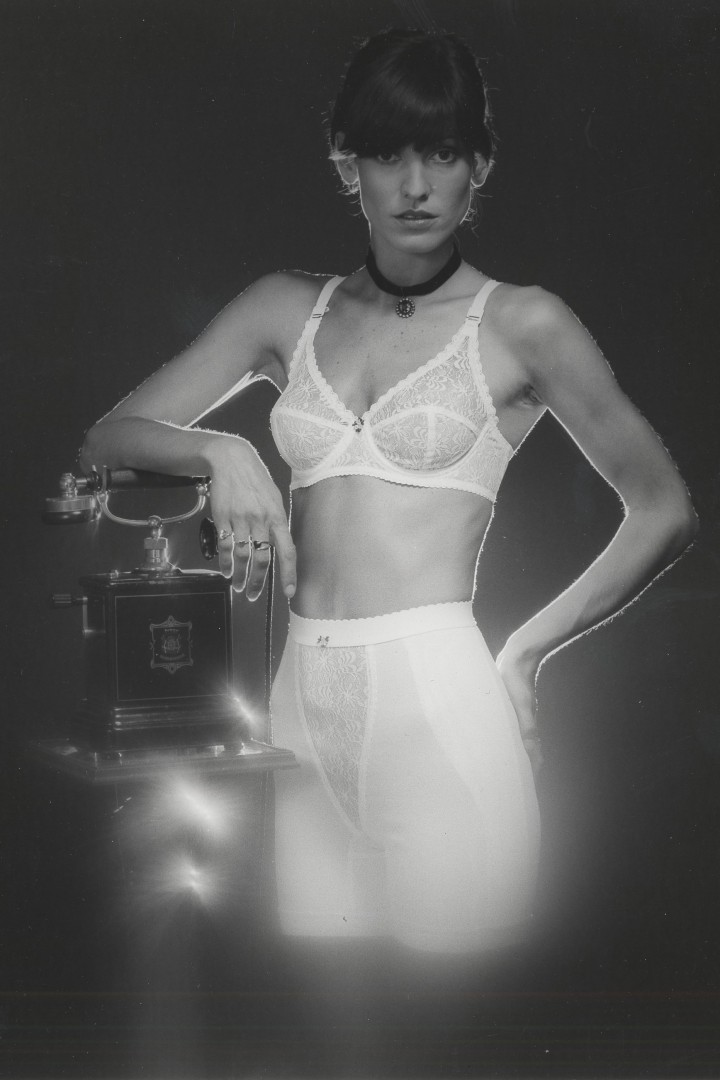 Schwarz-weiß-Foto einer Frau in weißer Unterwäsche