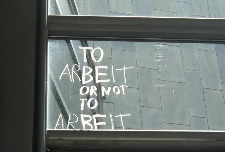 Schwarz-Weiß Foto zeigt ein Fenster mit einer Schrift auf dem Fenster